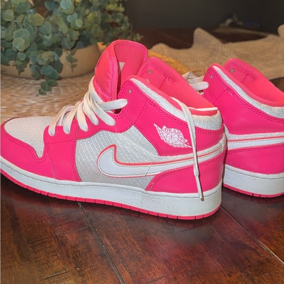 Jordon 1 Mid GS Girls Size 7Y Hyper Pink - Picture 2 of 5